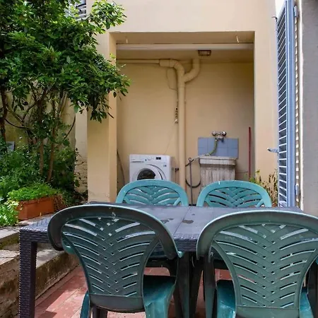 Romana 4 Bedrooms With Garden Apartmán *