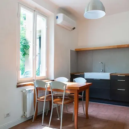 Apartmán Romana 4 Bedrooms With Garden